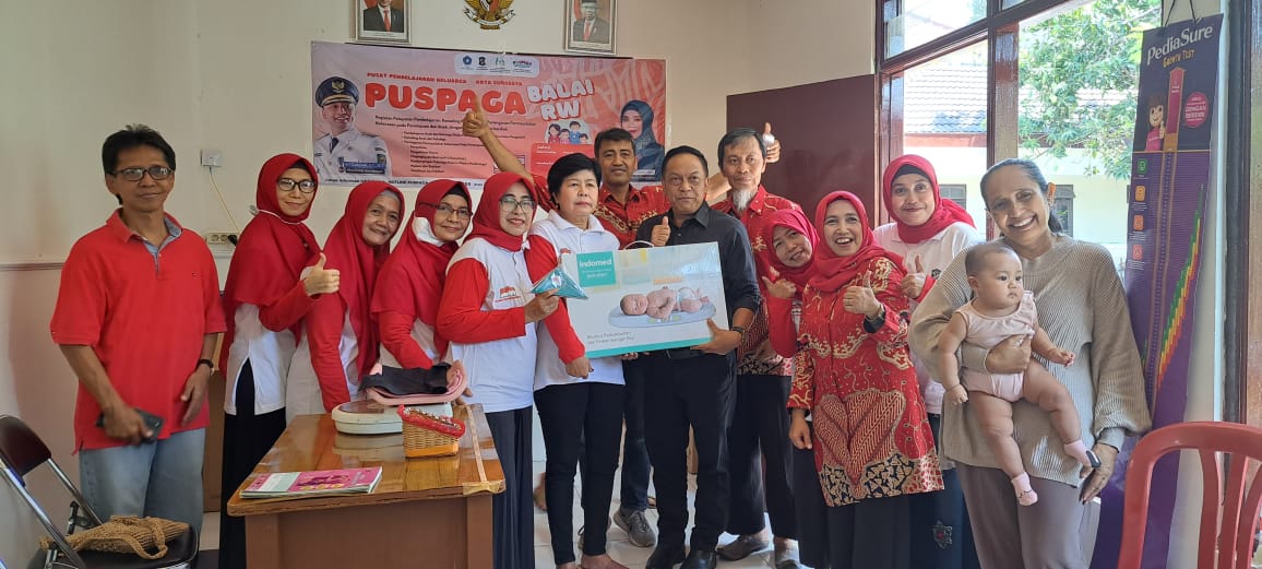 Wakil ketua komisi B DPRD Surabaya Anas Karno Bantu Timbangan Digital Dan Kas Operasional Posyandu 