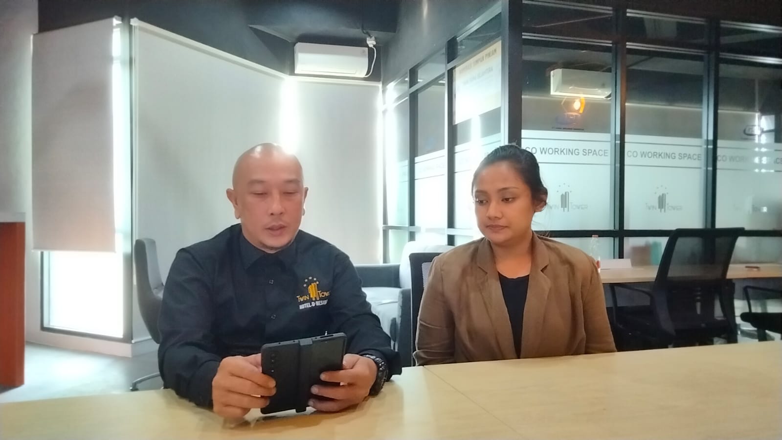 Manager Hotel Twin Tower Harry Yauwhannes Saat Melakukan Klarifikasi Pada Awak Media 