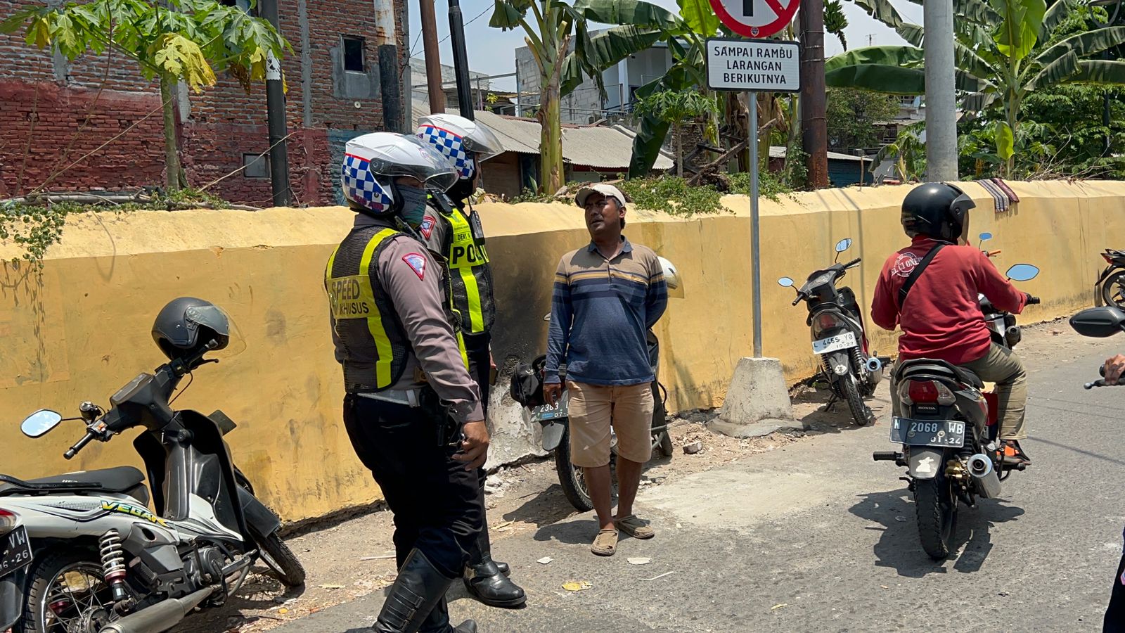Polisi menindak parkir liar jalan Kembang Kuning