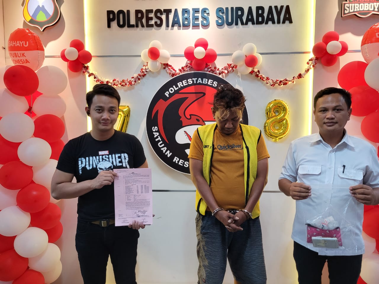 Pengedar sabu diapit petugas di Polrestabes Surabaya