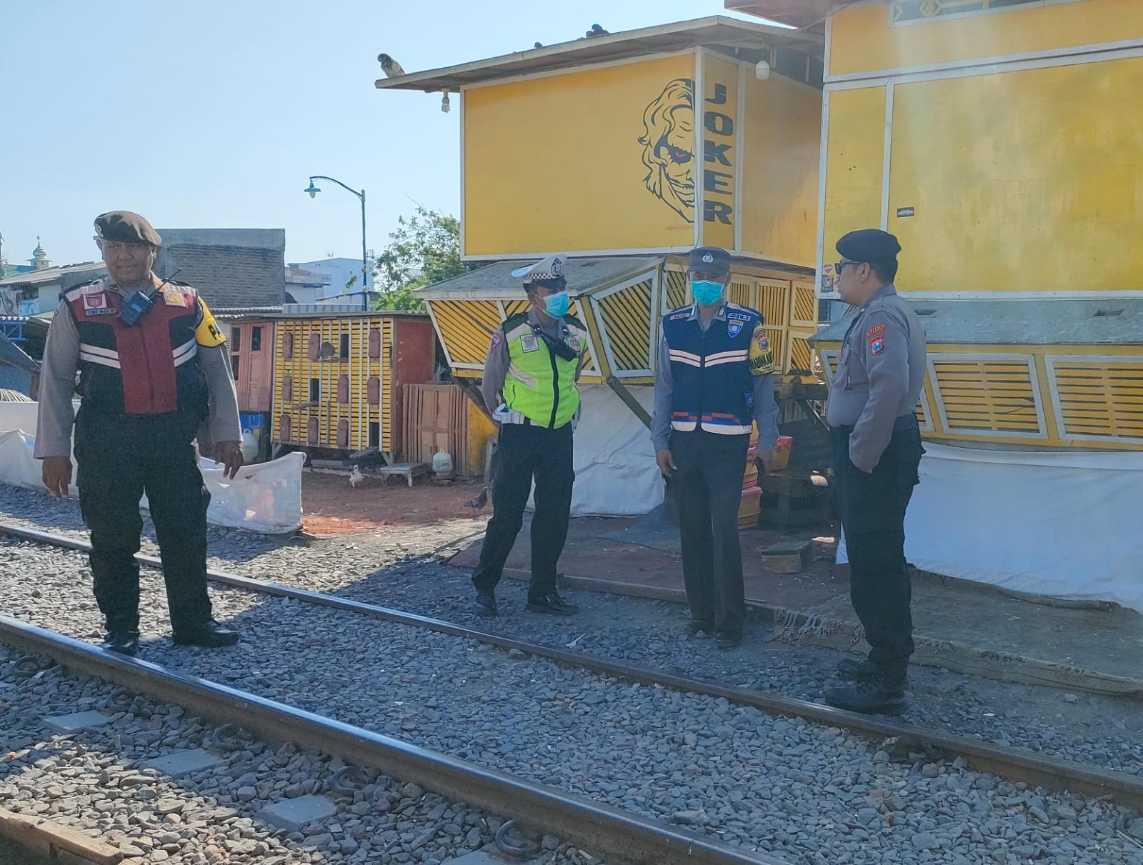 Polsek Simokerto Laksanakan Kegiatan Rutin di Bantaran Rel Kereta Api 