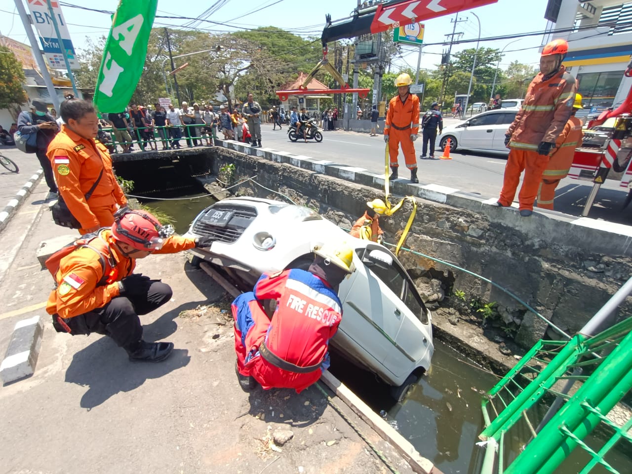 Petugas evakuasi mobil masuk sungai di Surabaya