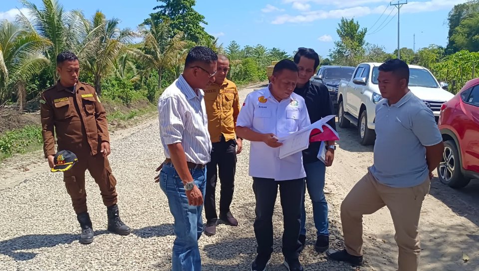 Pakai Matrial Asal Asalan, Kajari Buru Tinjau Jalan Lapen Waelo-Waitina