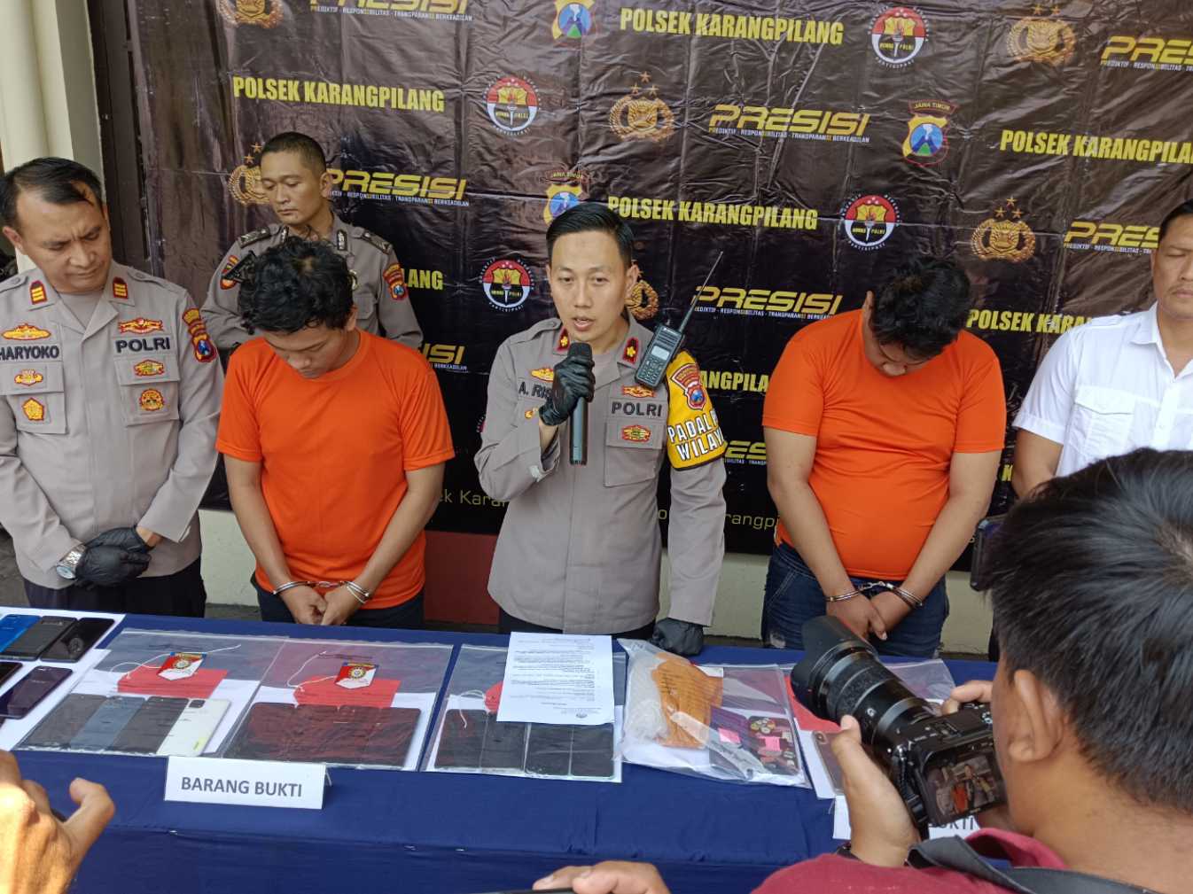 Kompol Risky pamerkan penadah HP curian