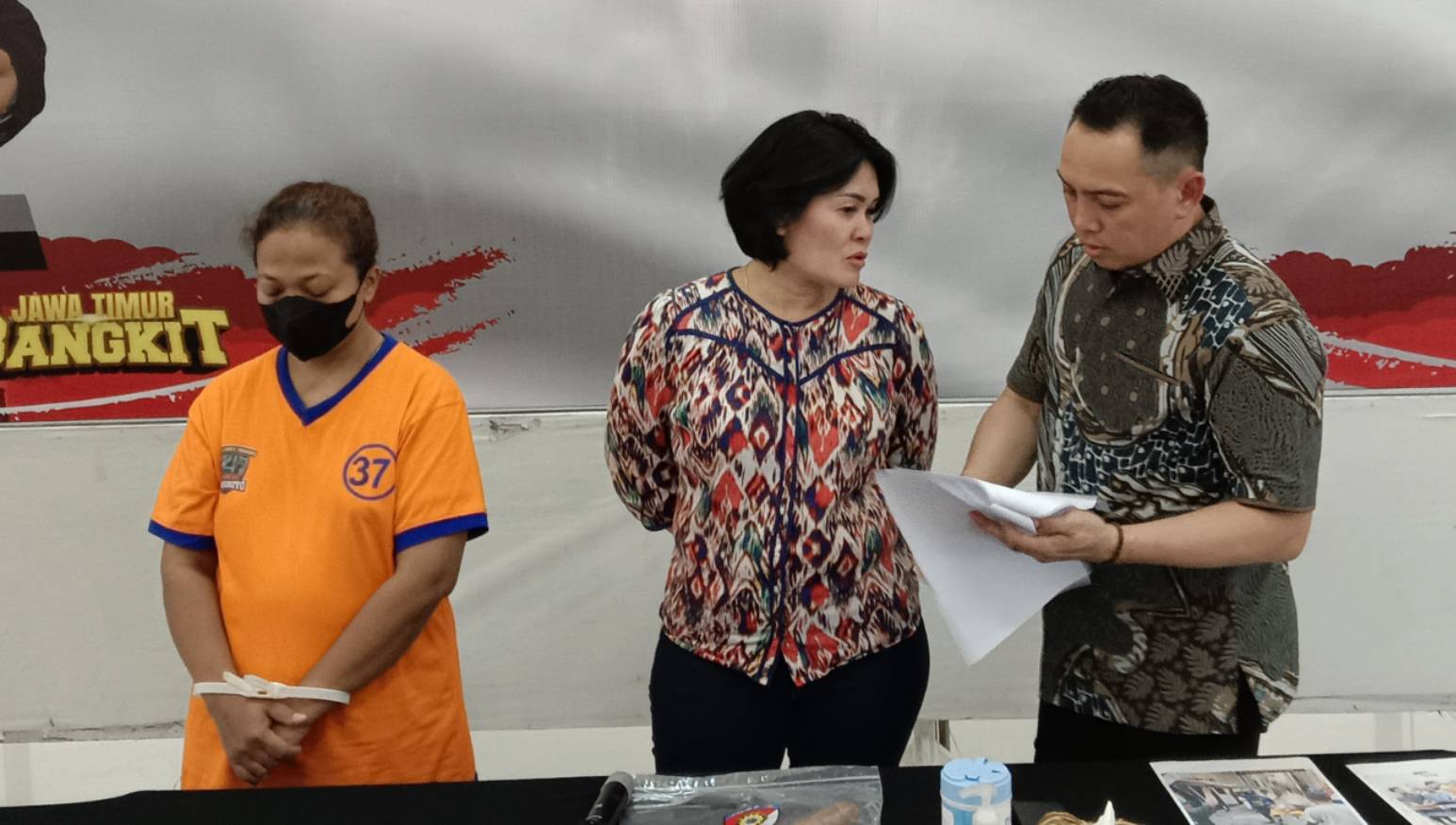 Pelaku Pembacokan didampingi kanit PPA dan Kasat Reskrim Polrestabes Surabaya