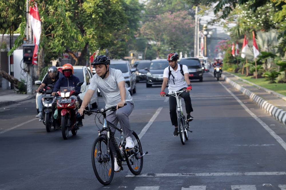 Wali Kota Surabaya Eri Cahyadi Bersepeda ke Balai Kota