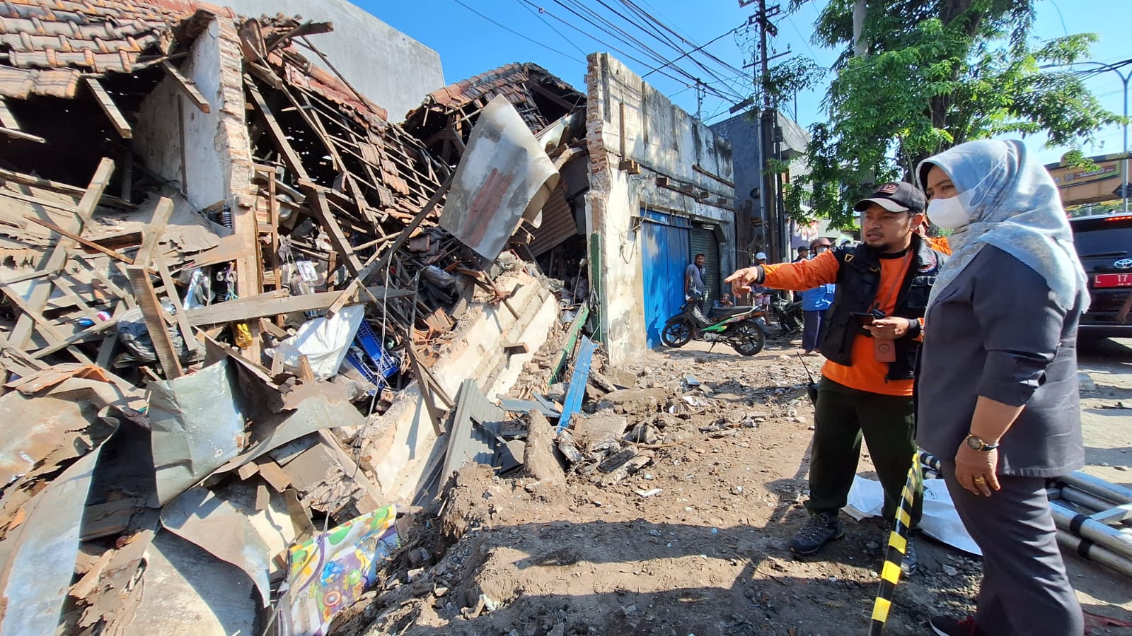Pemkot Surabaya Gerak Cepat Bantu Evakuasi Rumah Ambruk di Kapasari 