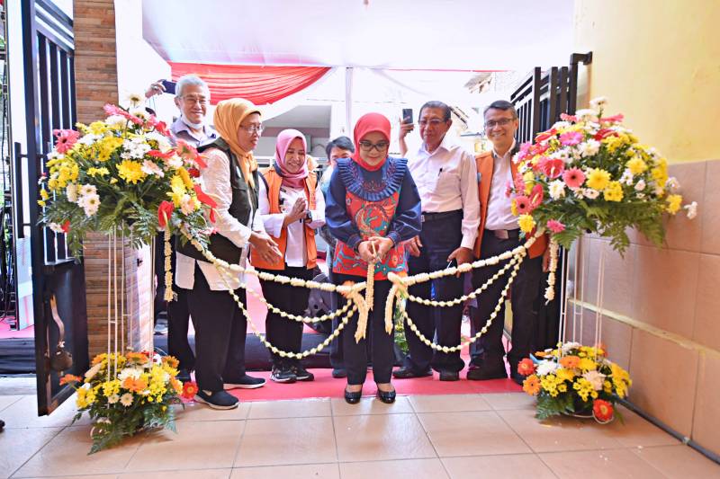 Ketua Tim Penggerak (TP) PKK Kota Surabaya Rini Indriyani meresmikan Dapur Ceria