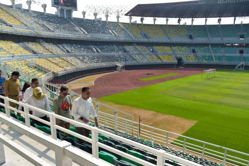 Wali Kota Surabaya Eri Cahyadi menggelar inspeksi mendadak di Stadion Gelora Bung Tomo 
