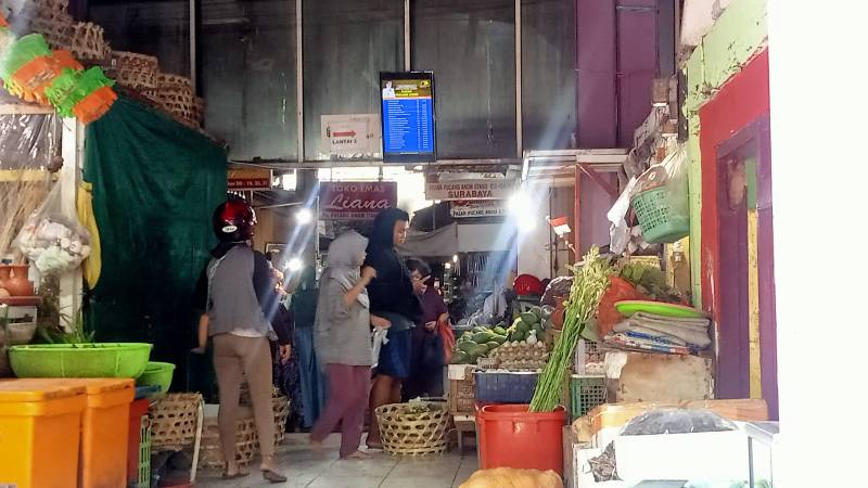 Saat ini, ada lima pasar yang dipasangi monitor yang memuat harga bapok itu. Yakni di Pasar Wonokromo,