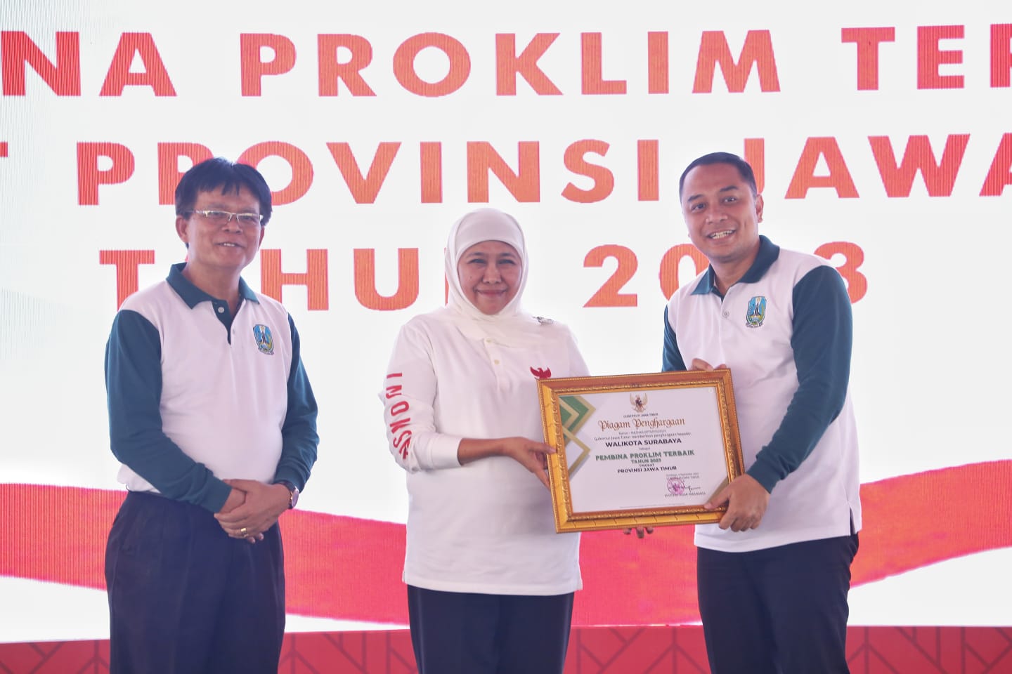 Wali Kota Surabaya Eri Cahyadi juga menerima dua penghargaan