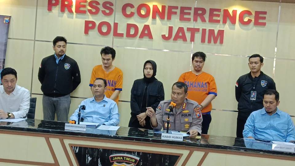 Dua pelaku dipamerkan Kabid Humas Polda Jatim
