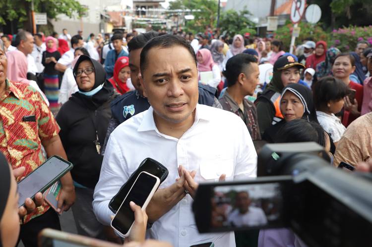 Wali Kota Eri di Balai RW VII Airlangga Surabaya