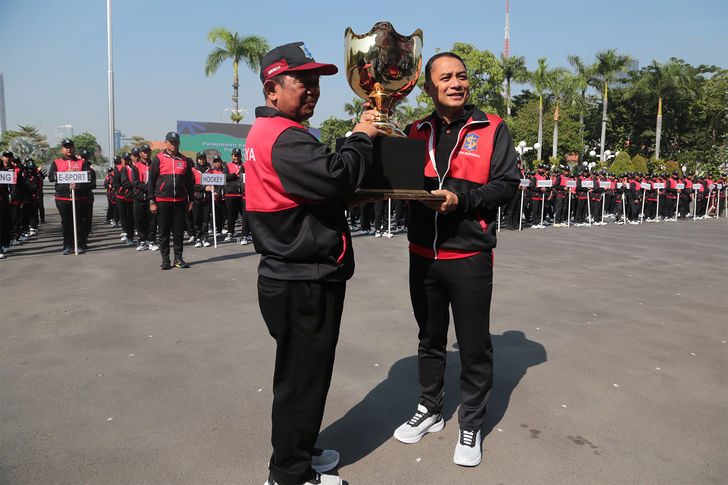 Wali Kota Surabaya Eri Cahyadi melepas dan memberangkatkan sebanyak 958 atlet