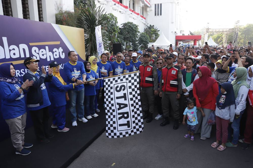 Wali Kota Surabaya Eri Cahyadi bersama Ketua TP PKK Surabaya Rini Indriyani Eri Cahyadi memberangkatkan Jalan Santai