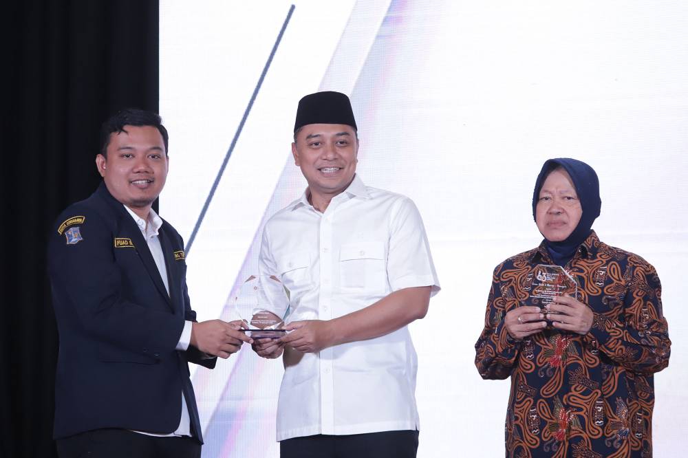 Konsolidasi akbar itu turut dihadiri oleh Menteri Sosial Republik Indonesia Tri Rismaharini, Wali Kota Surabaya Eri Cahyadi,