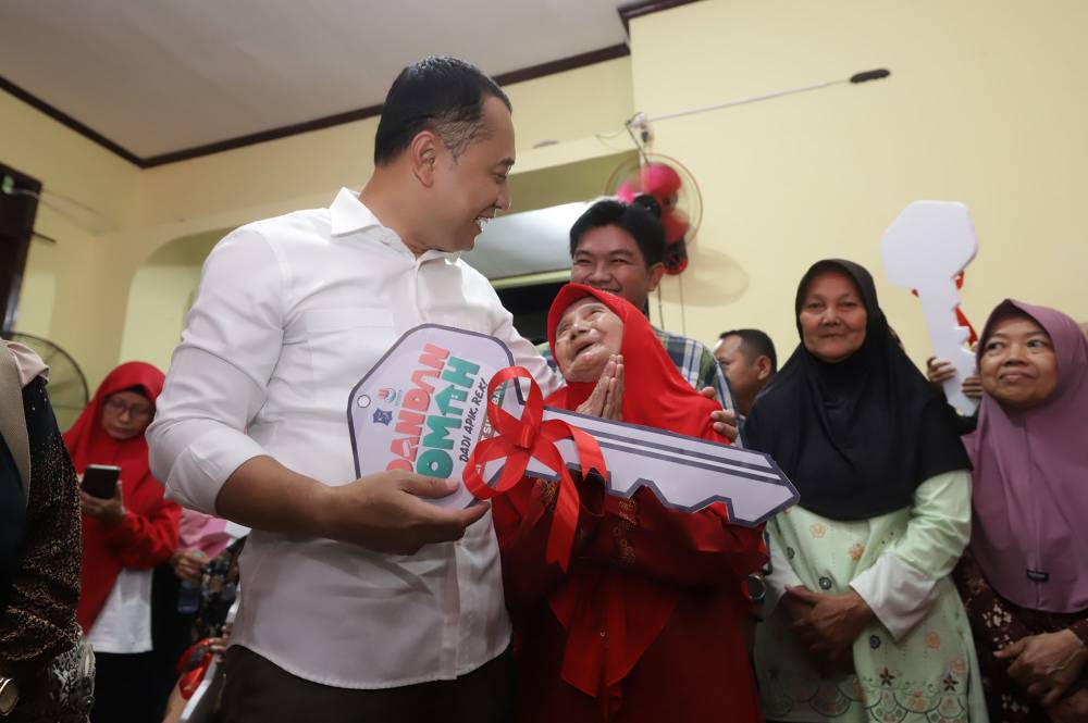 Wali Kota Eri Cahyadi saat meresmikan Balai RW III, Kelurahan Pucang Sewu, Kecamatan Gubeng, Kota Surabaya,