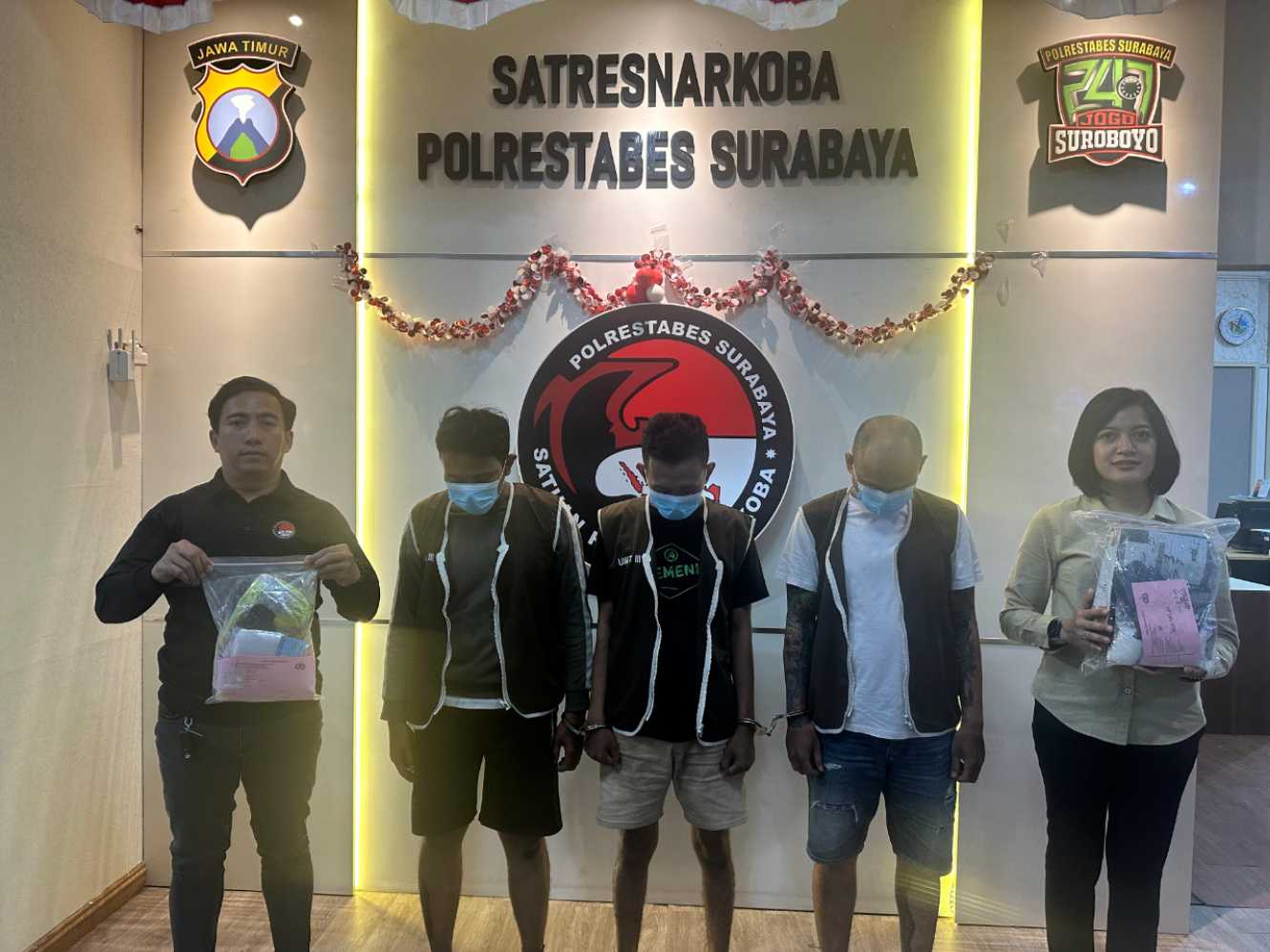 Tiga Pengedar diapit anggota Polrestabes Surabaya