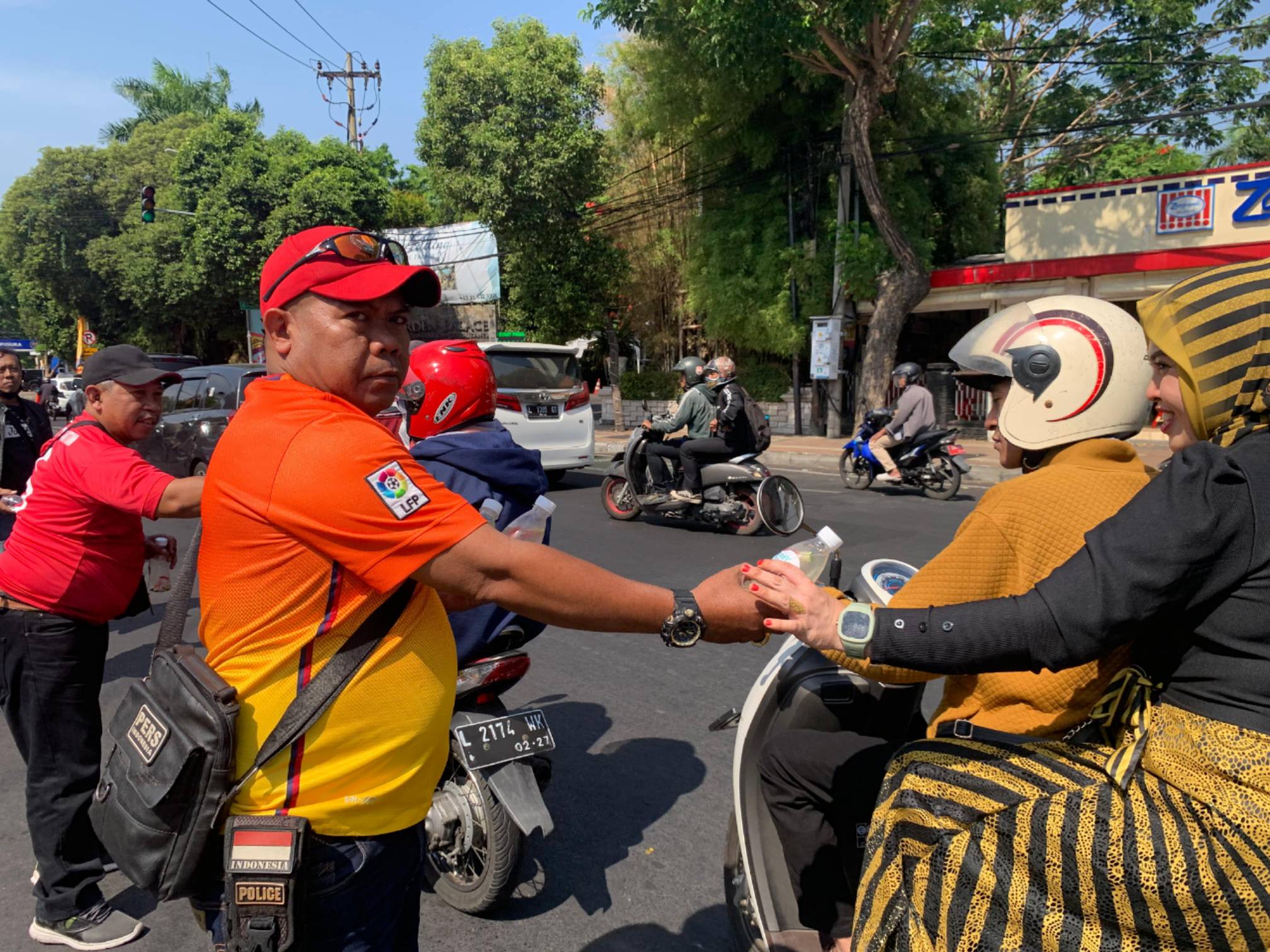 Wartawan Judes Bagikan Minuman Segar Para Pengendara motor 