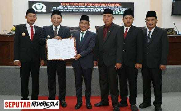 Bupati Sampang H. Slamet Junaidi menyampaikan pendapat akhir