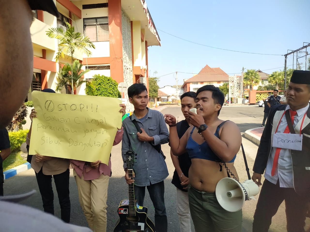Front pemuda peduli lingkungan melakukan demontrasi di depan kantor pemerintahan kabupaten Sumenep,