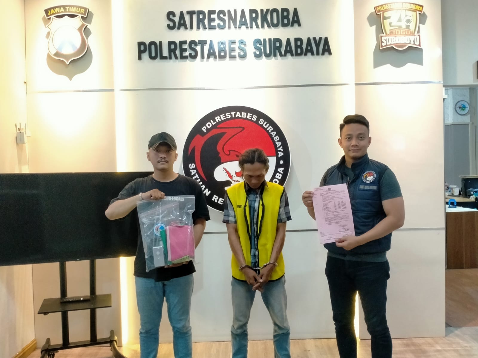 Pengedar narkotika jenis sabu diapit anggota Polrestabes Surabaya