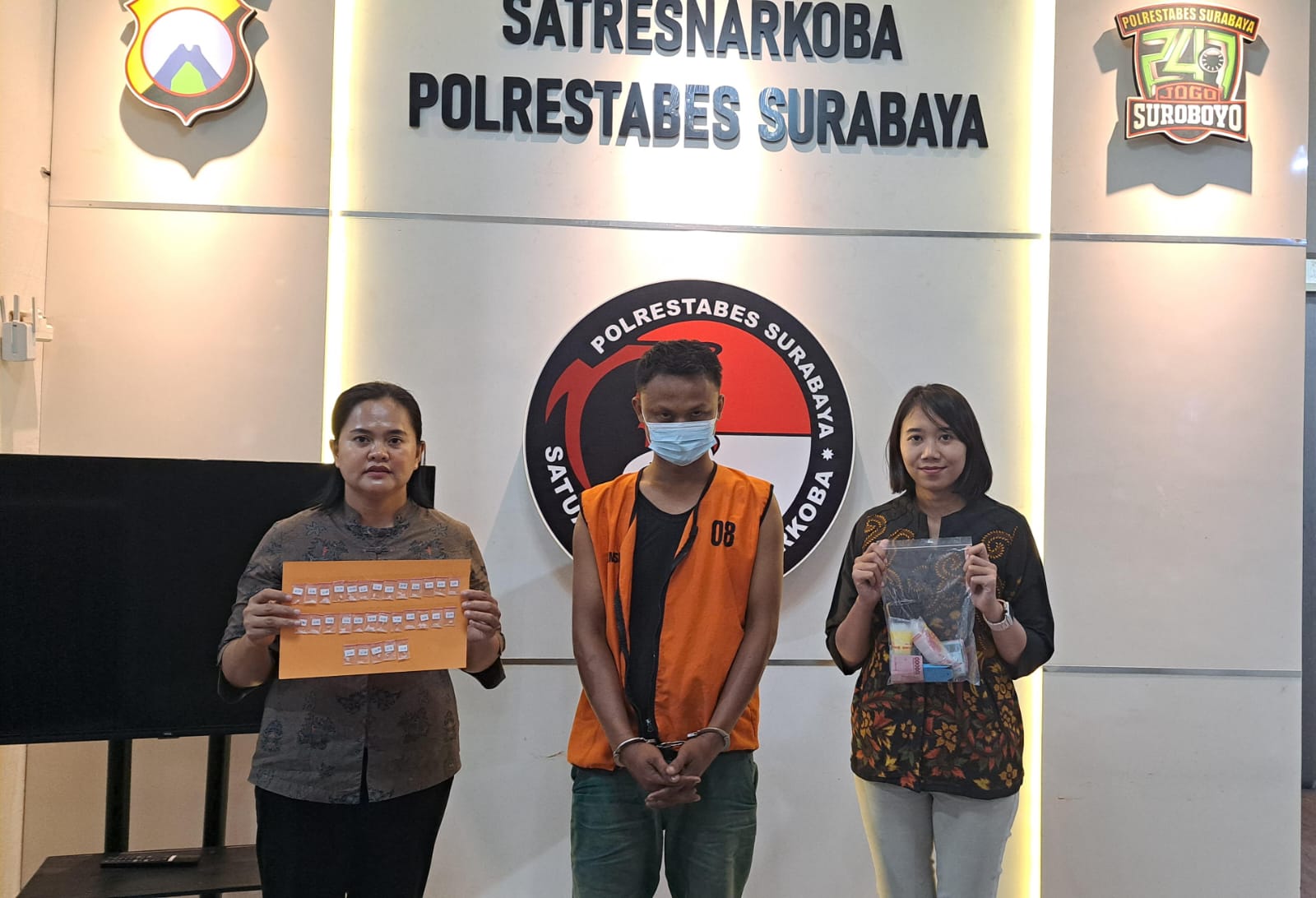 Tersangka tengah, diapit Anggota 
