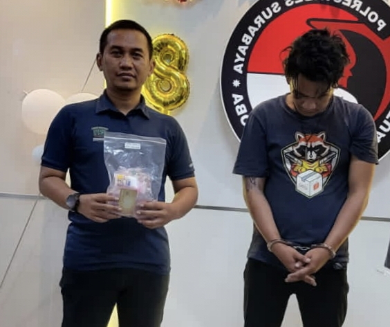 Polisi menunjukkan barang putih dan pelaku pengedar Narkotika 