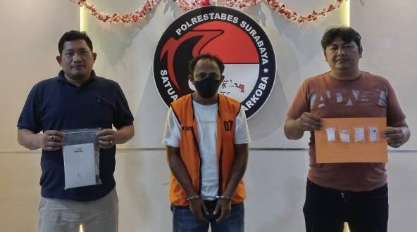 Pengedar sabu diapit anggota di Surabaya