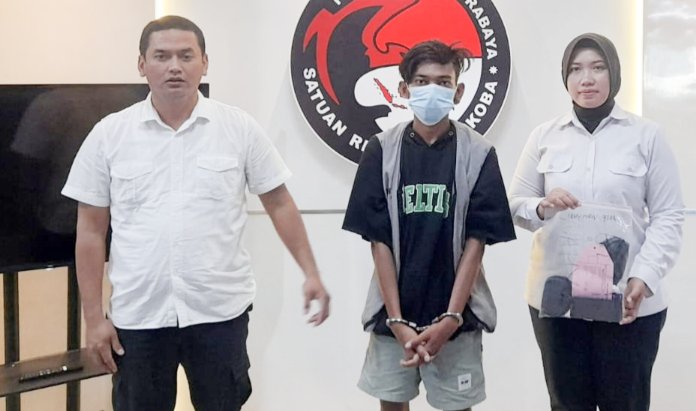 Pengedar sabu diapit anggota Polrestabes Surabaya