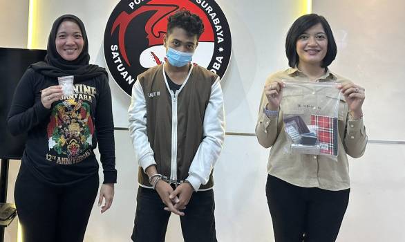 Tersangka tengah diapit anggota 