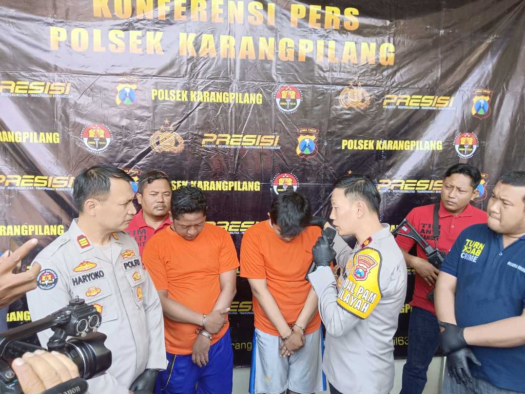 Kompol Riski Fardian Kapolsek Karangpilang Pamerkan dua pelaku Pencurian