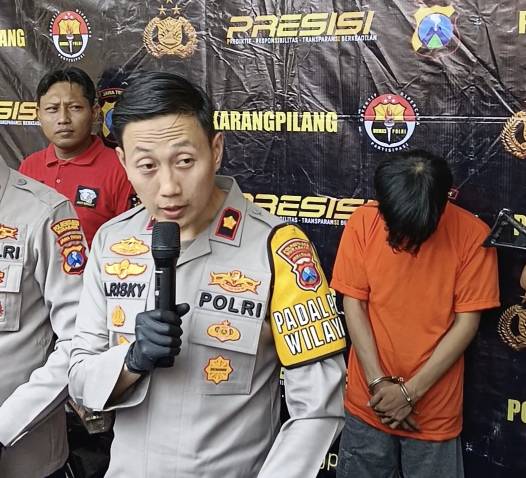 Kompol Risky Kapolsek Karangpilang pamerkan pengedar pil koplo