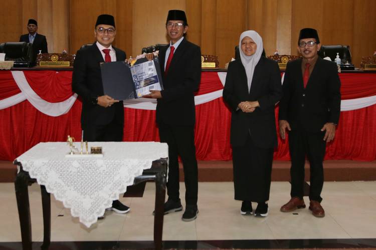 Nota Keuangan R-APBD Surabaya 2024 Diserahkan,