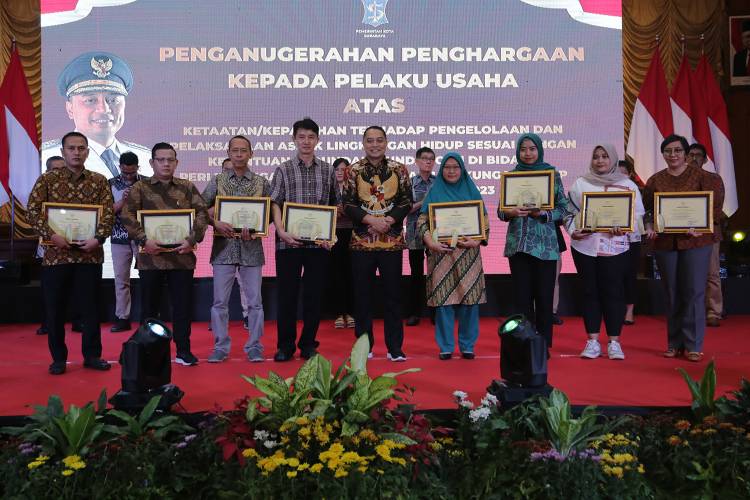Pemkot Surabaya Beri Penghargaan kepada 16 Pelaku Usaha Peduli Lingkungan