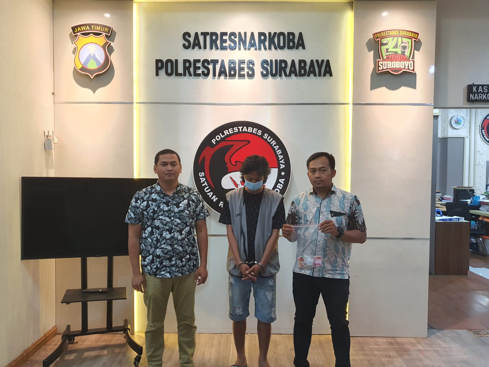 Pengedar narkotika diapit anggota Polrestabes Surabaya