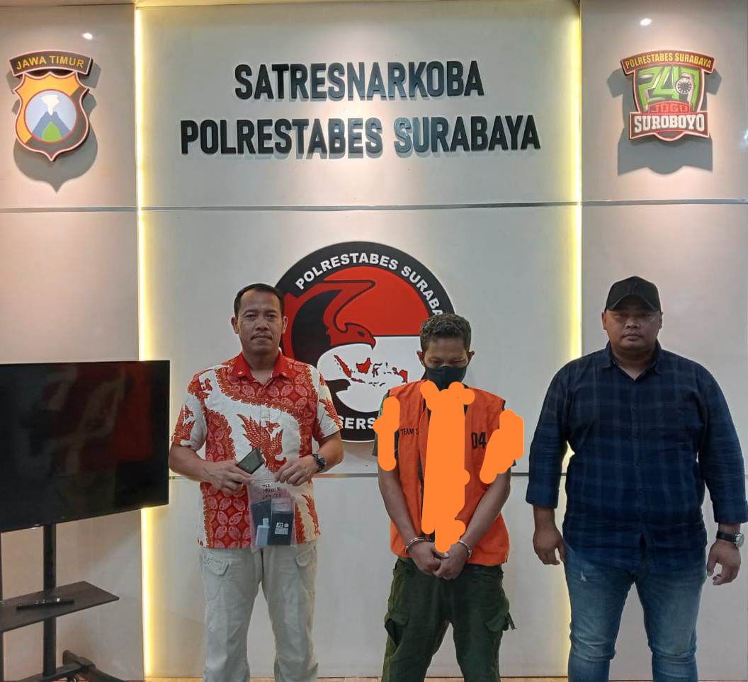 Pengedar sabu diapit Anggota Polrestabes Surabaya 