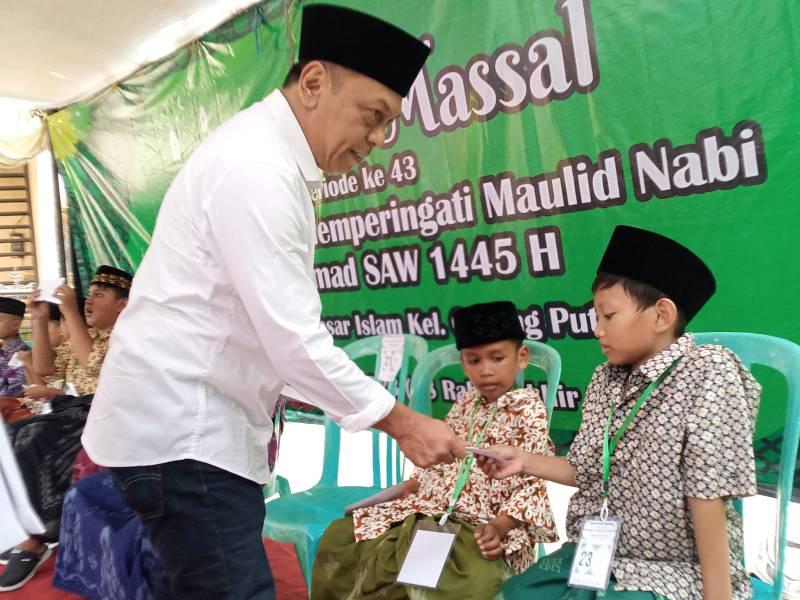 Wakil Ketua komisi B DPRD Surabaya Anas Karno Saat Menghadiri Sunatan Massal 