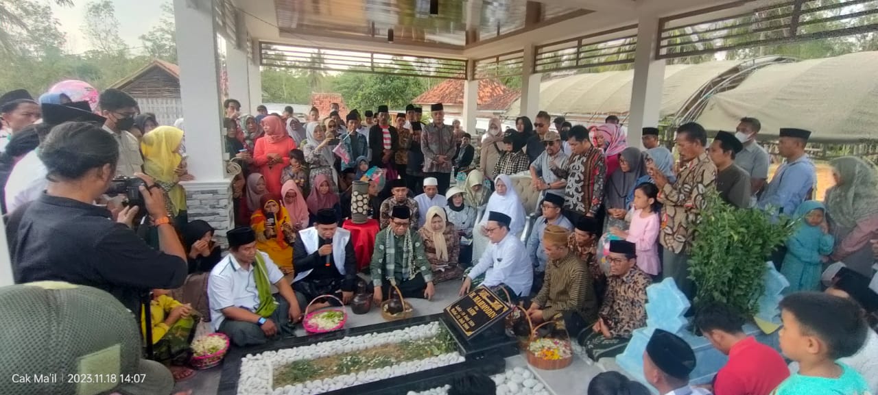 Mahfud MD ziarah ke makam sang ayah