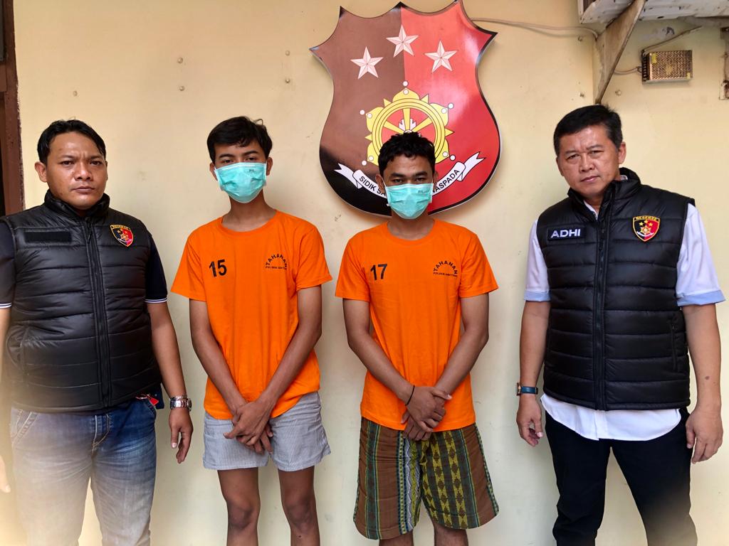 Dua Gengster didampingi Anggota Polisi 