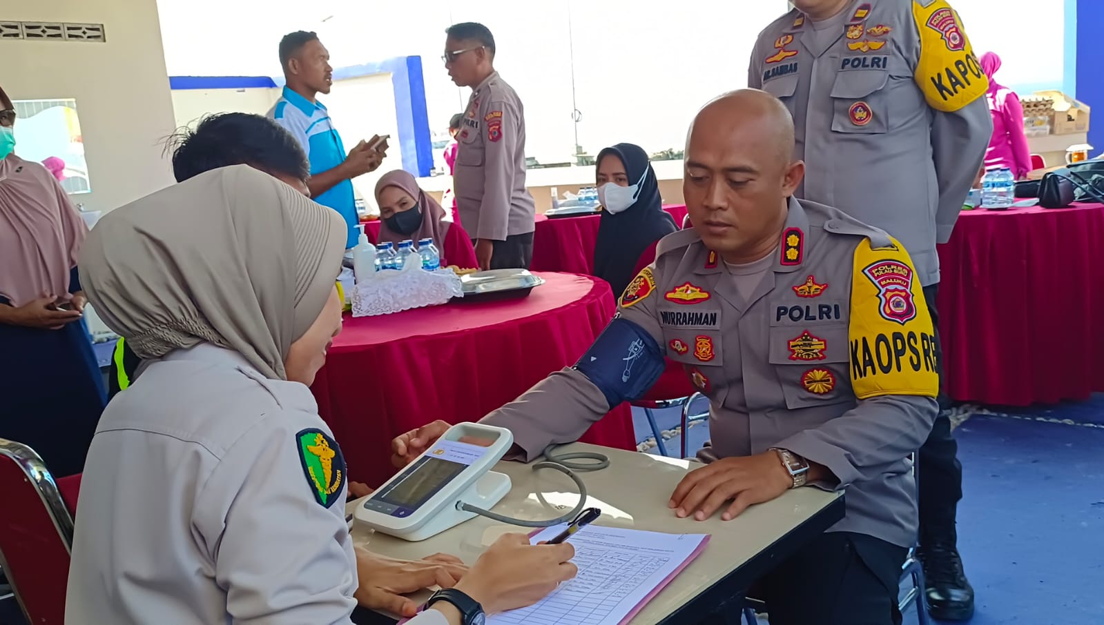 Kapolres Pulau Buru AKBP Nur Rahman saat donor darah