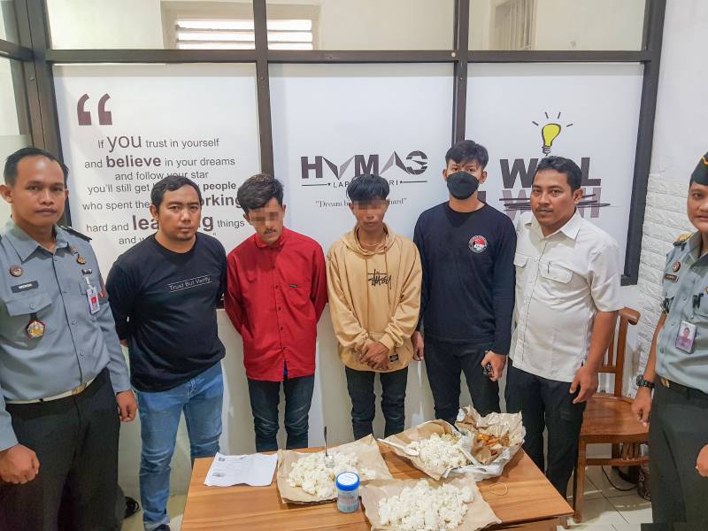 Kedua pembawa nasi campur diapit petugas Lapas Kediri