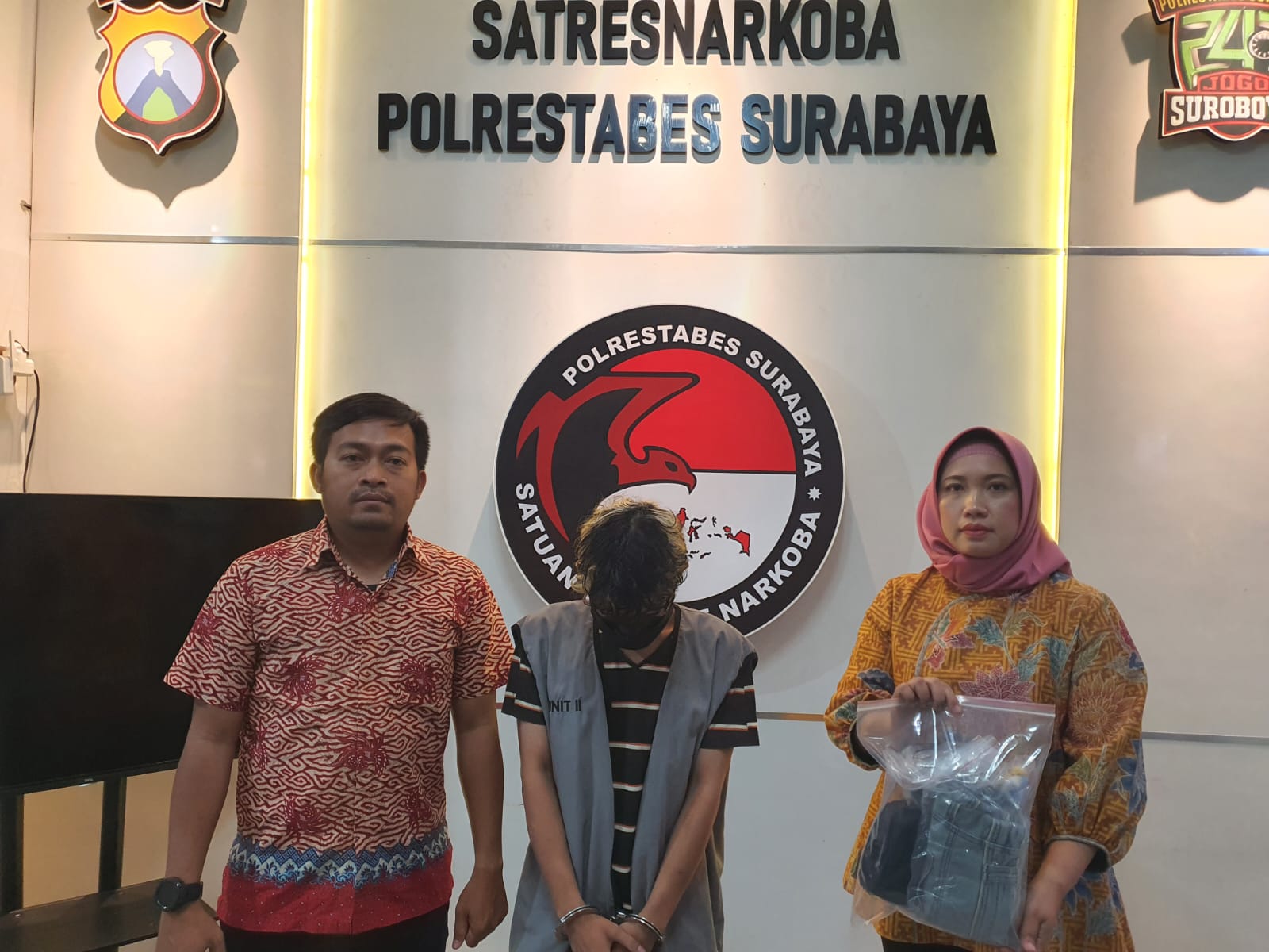 Pengedar sabu diapit anggota Polisi 