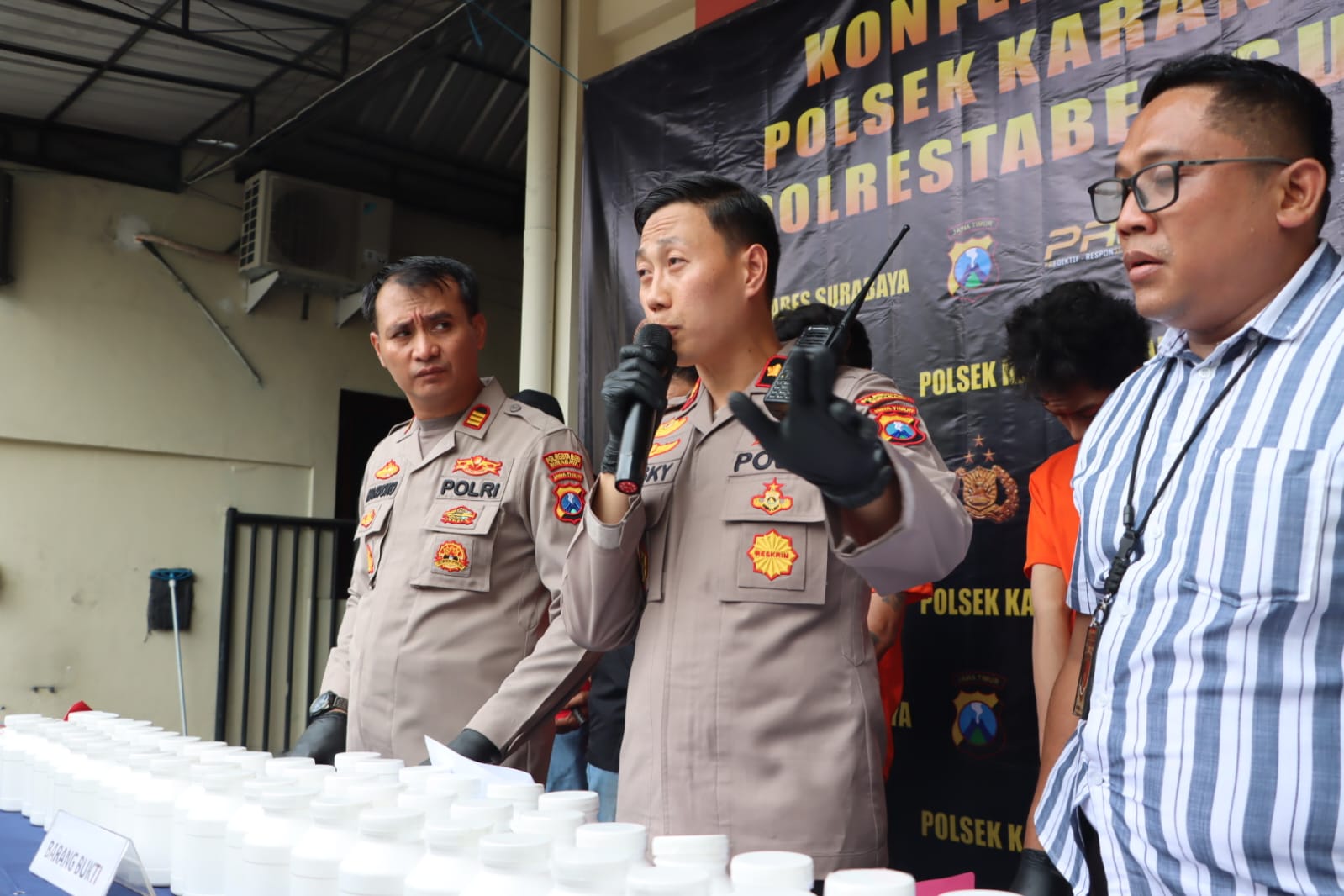 Kapolsek Karangpilang Kompol.Risky
