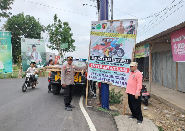 Camat dan Kapolsek Pakong Pasang Baleho Untuk Para Pengemudi 