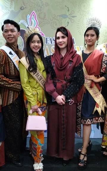 Cheryl Calarenza Santoso Bersama Arumi Bachsin Emil Dardak 