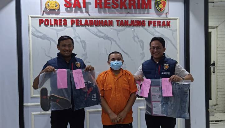 Pelaku jambret diapit anggota Polres Tanjung Perak Surabaya