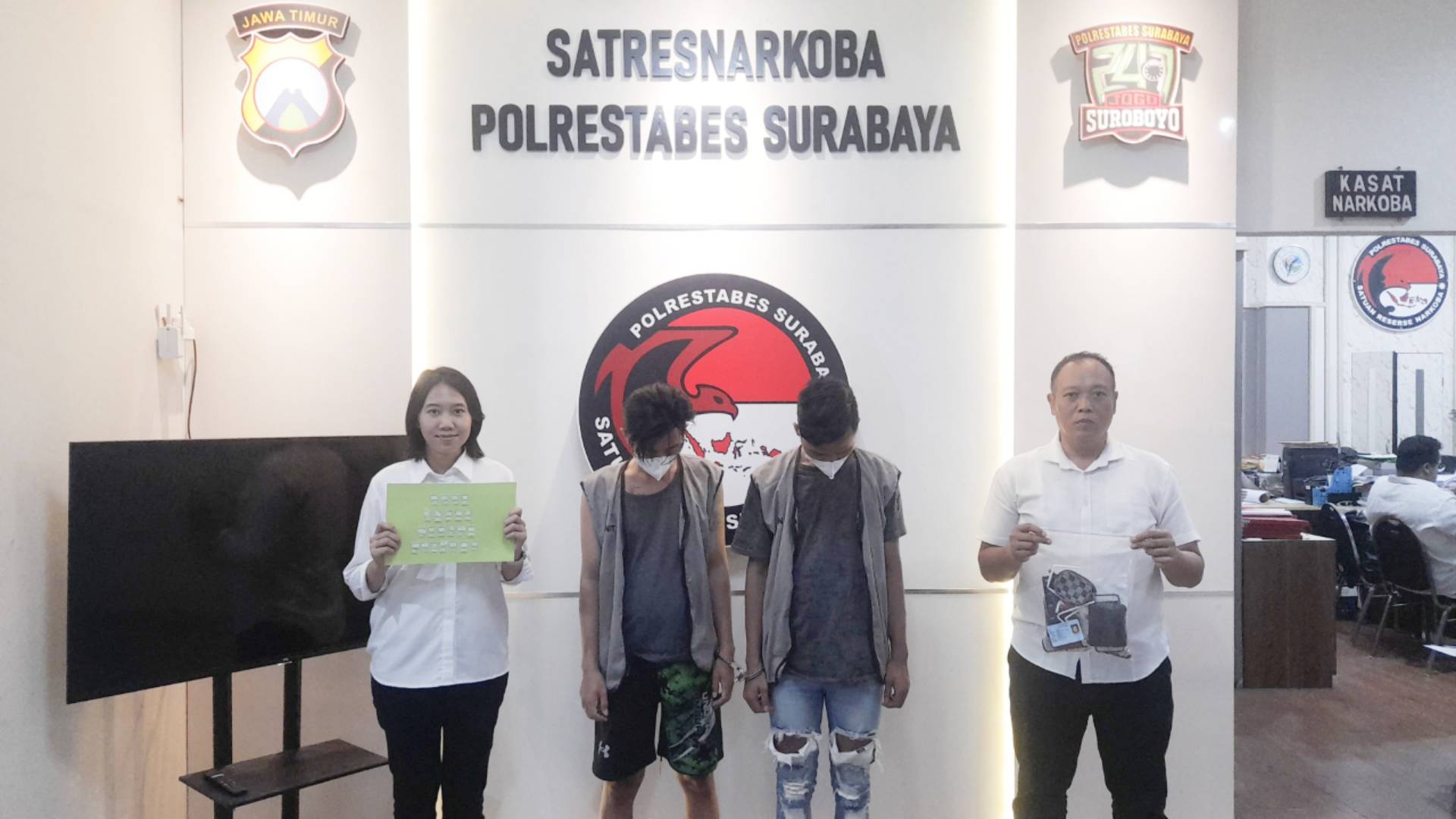 Pengedar sabu diapit anggota Polrestabes Surabaya 