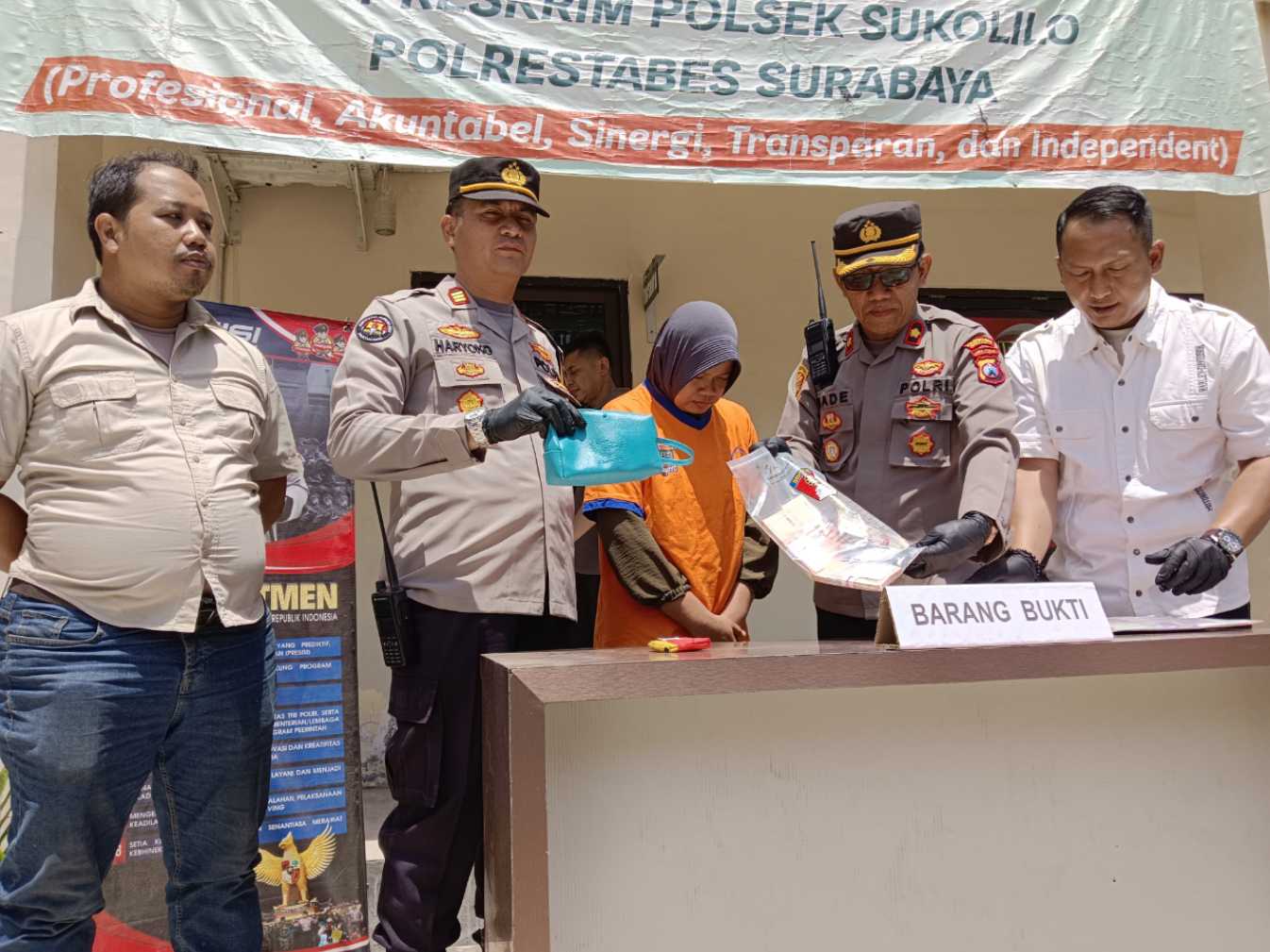 Kapolsek Sukolilo Kasi Humas dan Kanit Reskrim pamerkan pelaku Pencurian