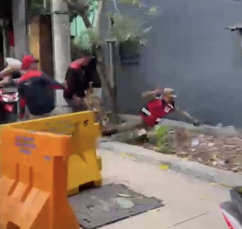Pendemo Tendang Satpol PP hingga Terjungkal